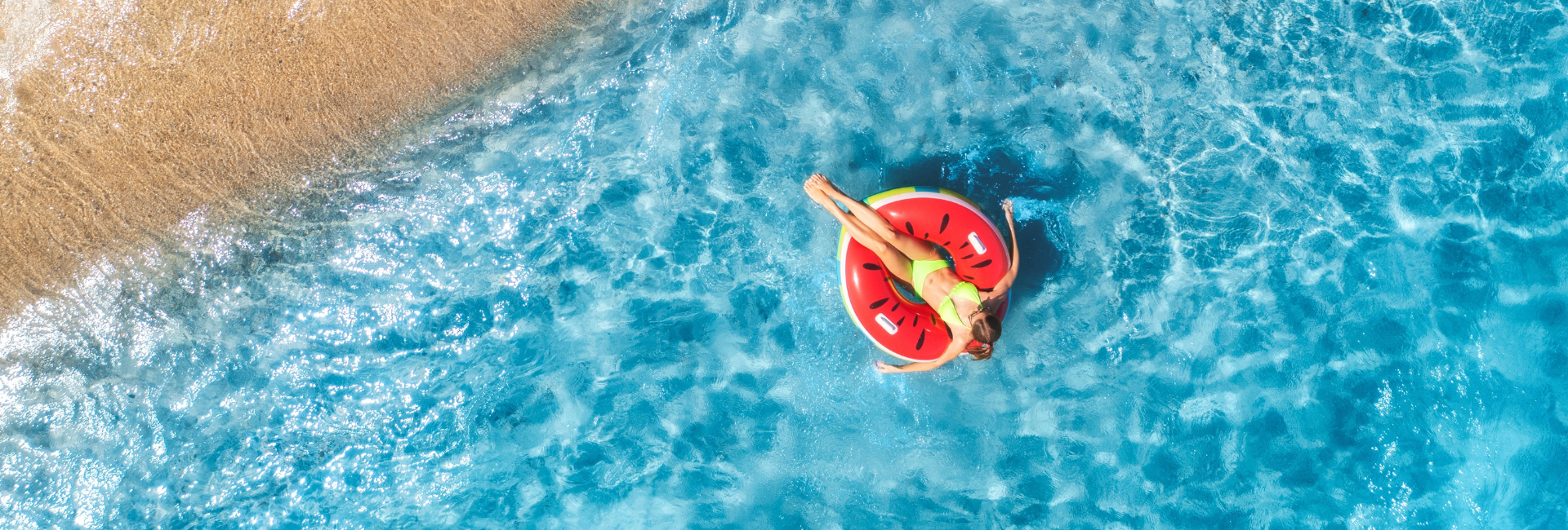 Joven Relajandose En El Mar Con Un Inflable