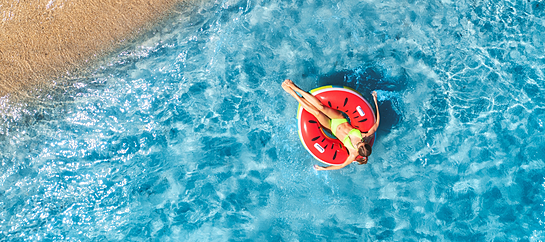 Joven Relajandose En El Mar Con Un Inflable