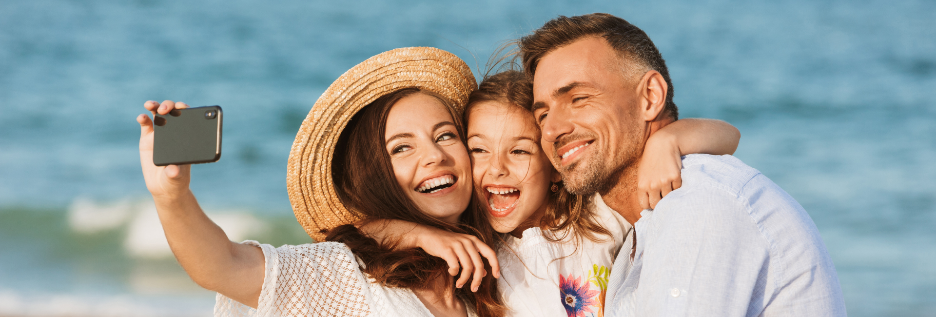 Familia Feliz Tomandose Una Selfi En La Playa