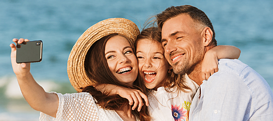 Familia Feliz Tomandose Una Selfi En La Playa