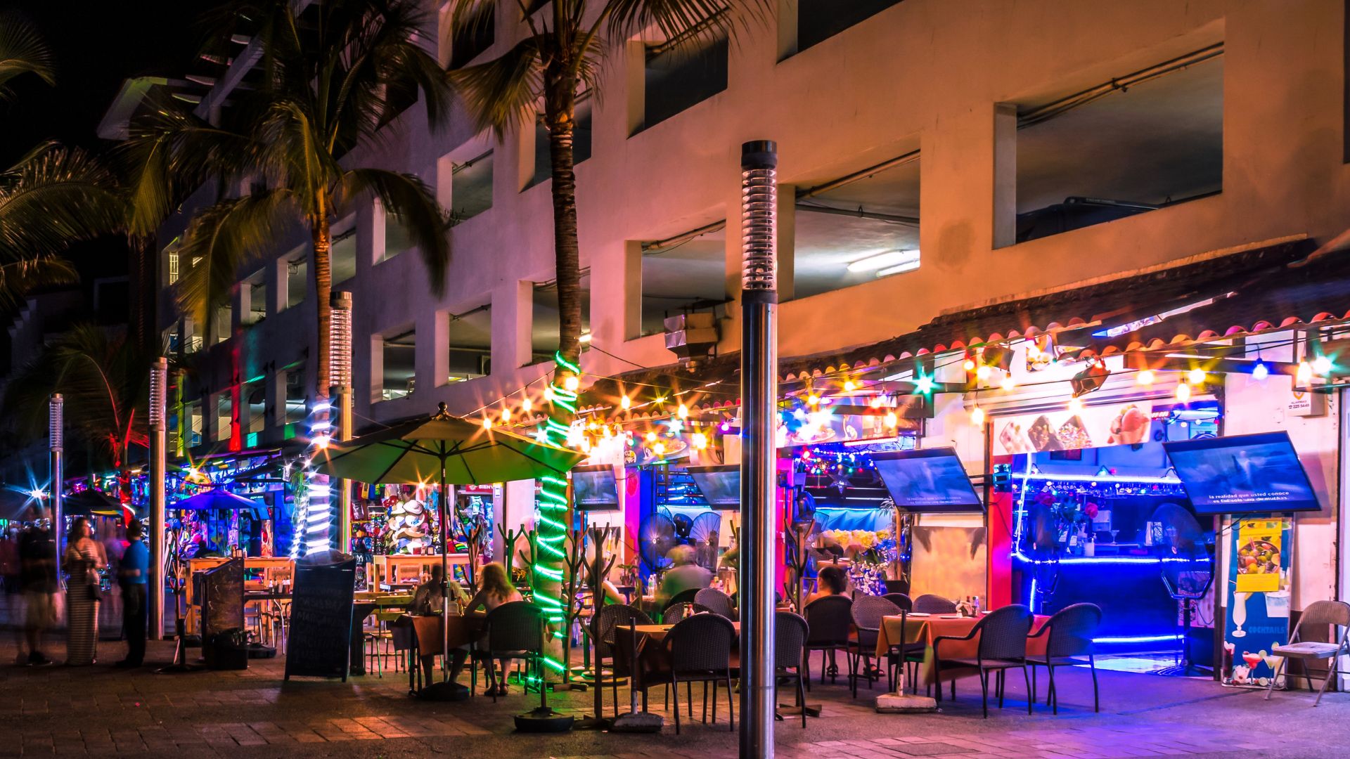 Guía de Vida Nocturna en Puerto Vallarta: Mejores Zonas, Bares y Actividades