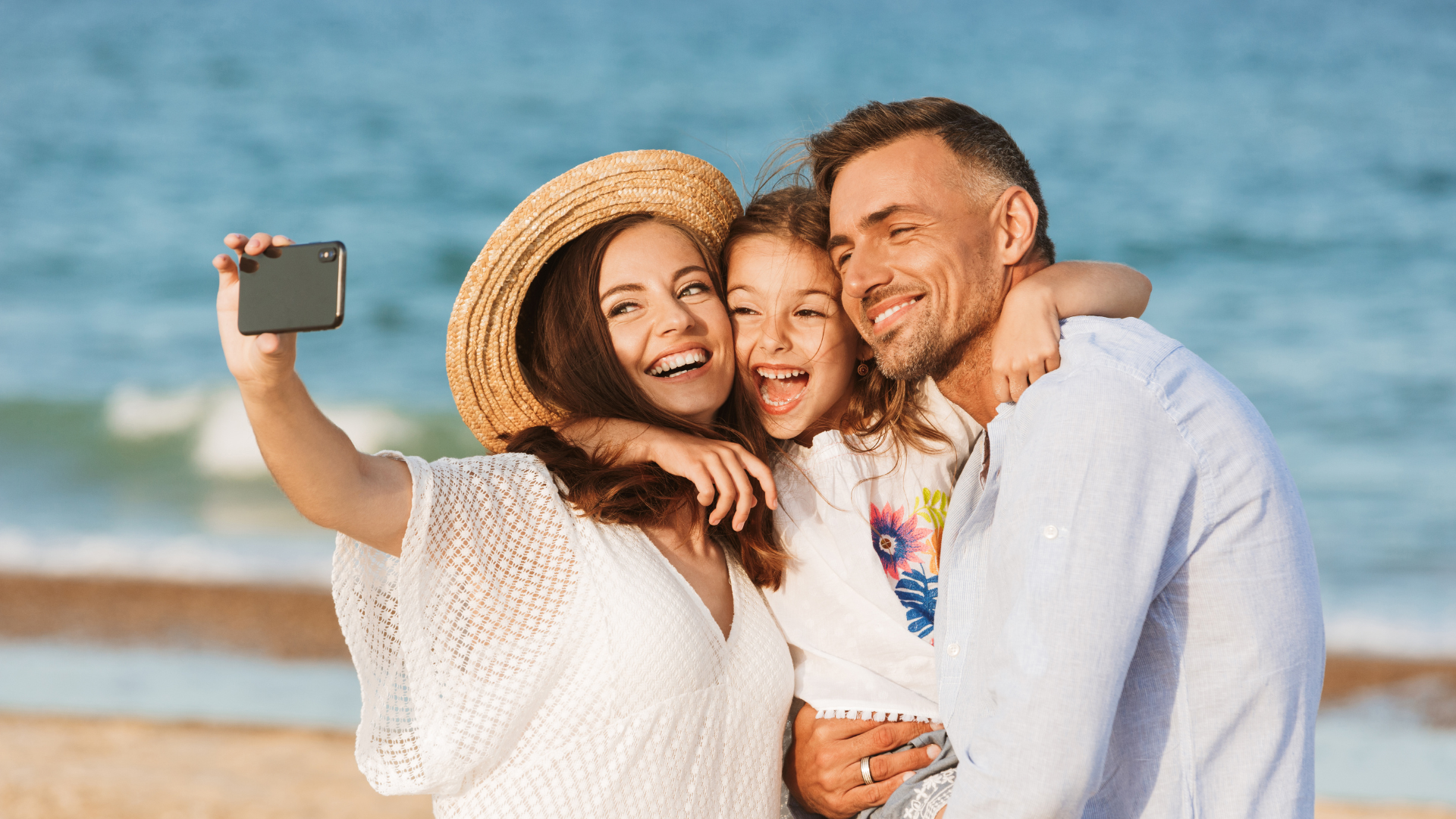 Familia Feliz Tomandose Una Selfi En La Playa