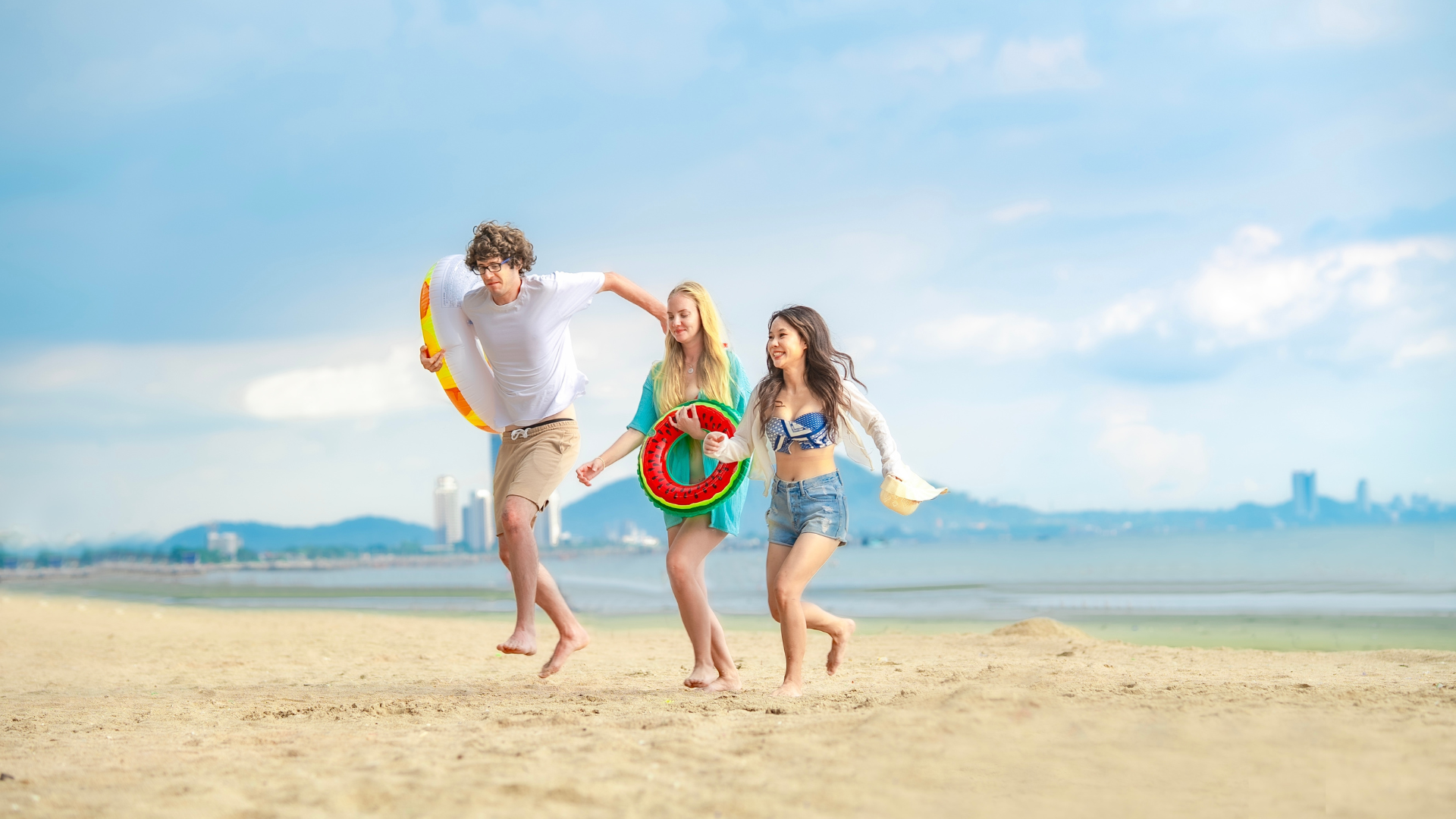How Do You Choose Between a Beach Day vs. a Pool Day?