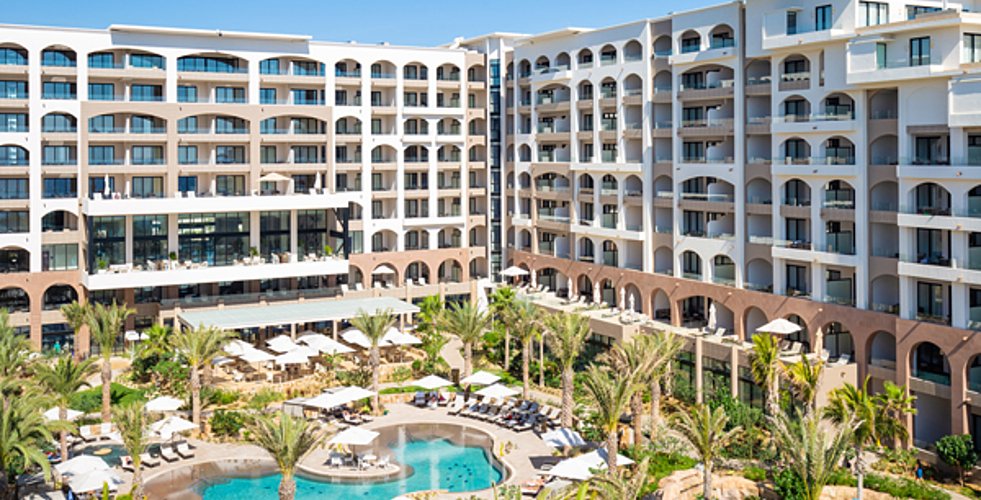Embrace Luxury and Conquer the Greens: Why Villa La Valencia Should Be Your Homebase for Family Golfing in Cabo