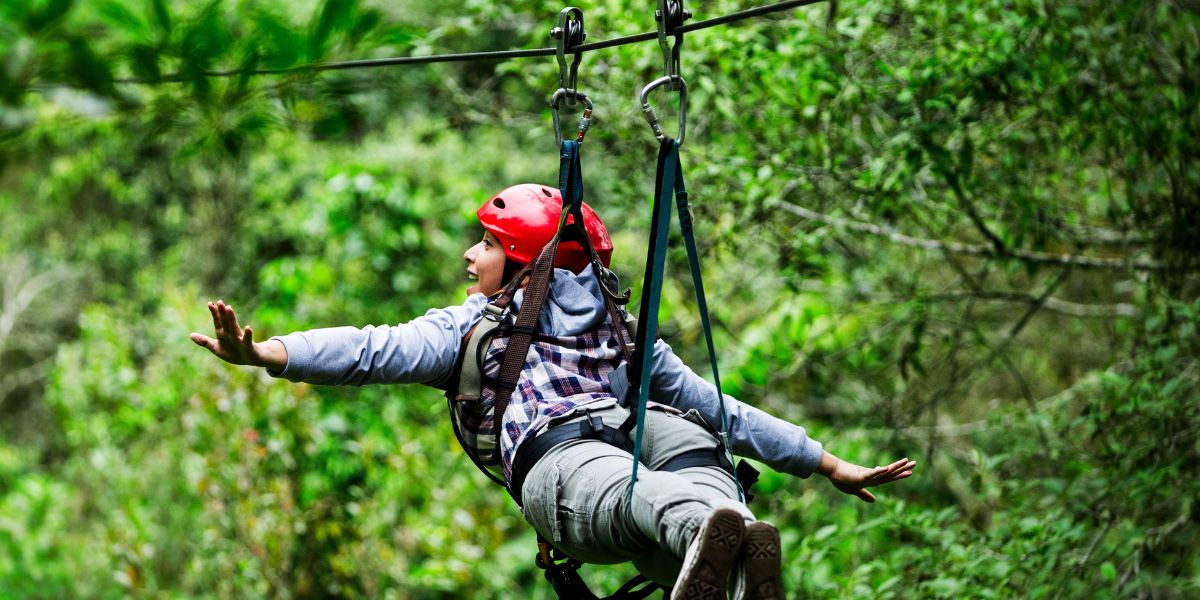 Mujer en tour de tirolesa en Riviera Nayarit