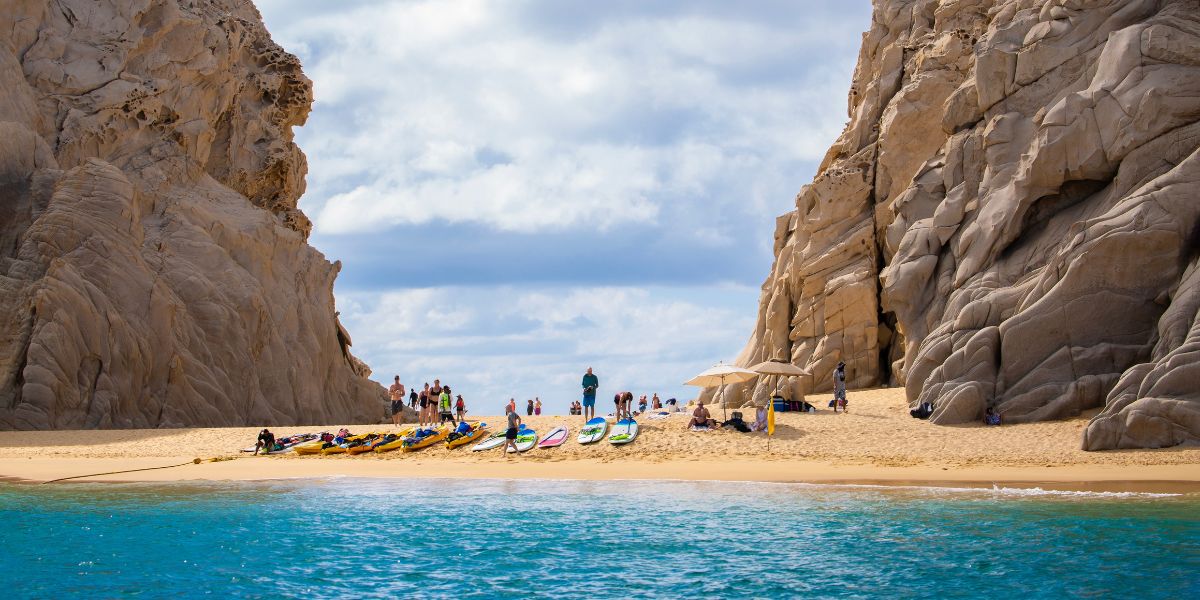 Tours a playa del amor en Cabo San Lucas México durante el verano