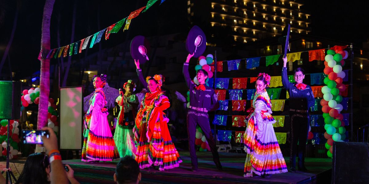 Grupo de artistas realizando baile tradicional mexicano