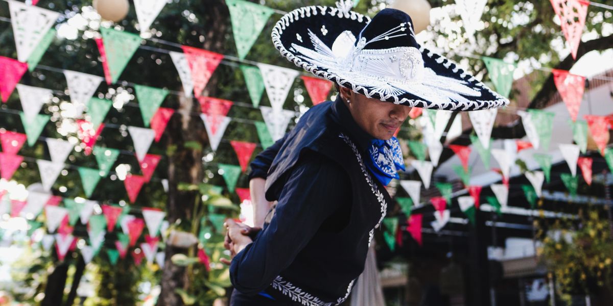 Hombre realiza baile tradicional mexicano