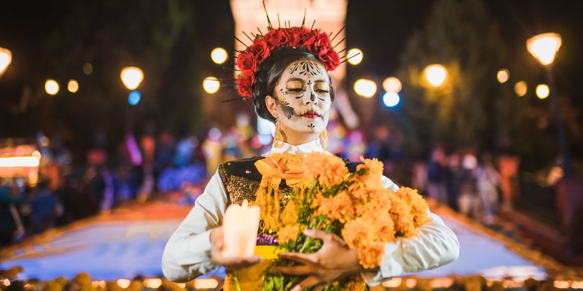 Mujer con vestimenta del Día de Muertos