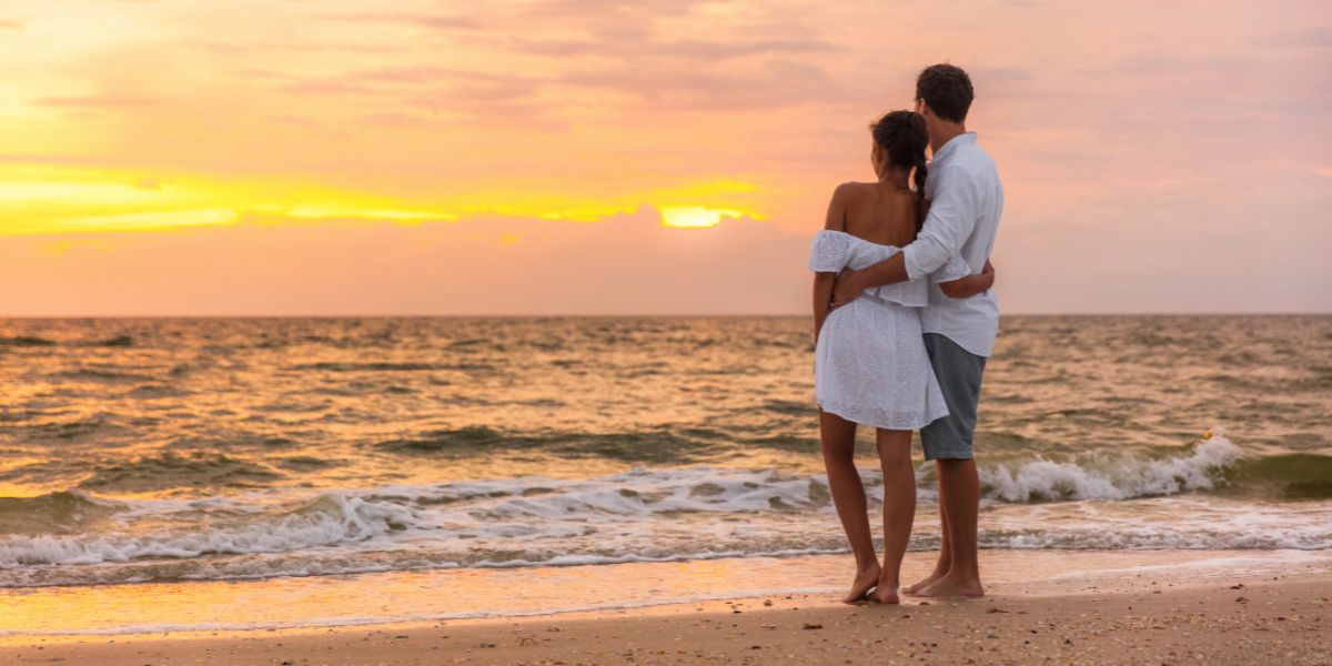 Pareja disfrutando de un atardecer en Riviera Nayarit