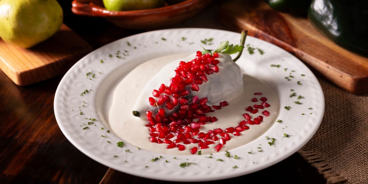 ¿Qué es el chile en nogada? Uno de los platillos favoritos de la nación y nuestro mayor símbolo de orgullo hecho comida.