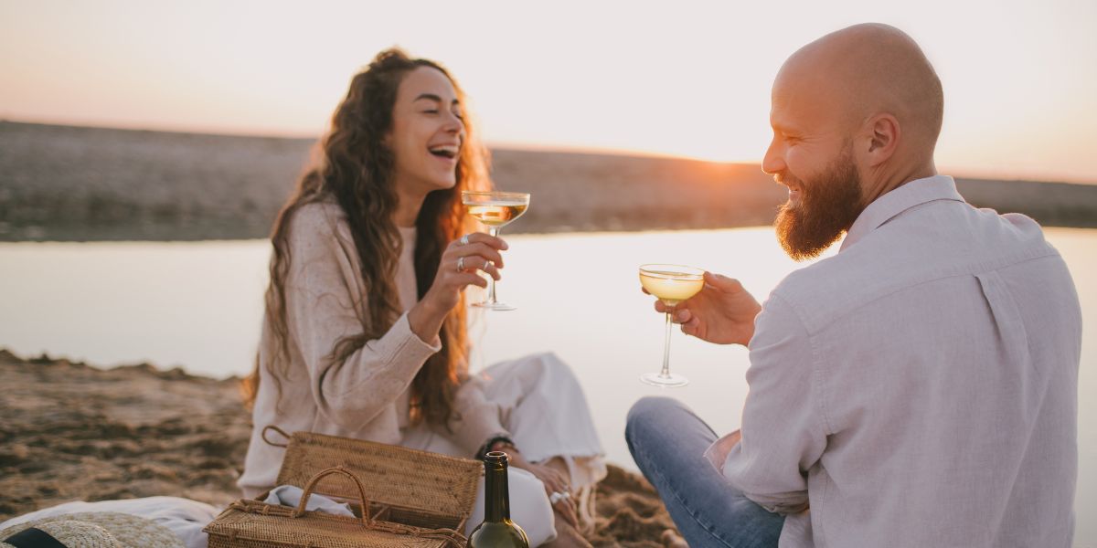 Pareja disfrutando de una cena romántica en Riviera Nayarit