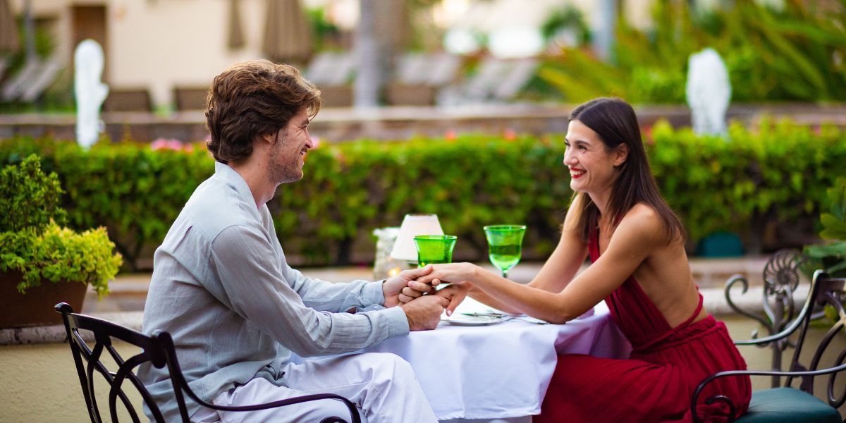 Pareja disfrutando de una comida romántica en Villa la Estancia Cabo