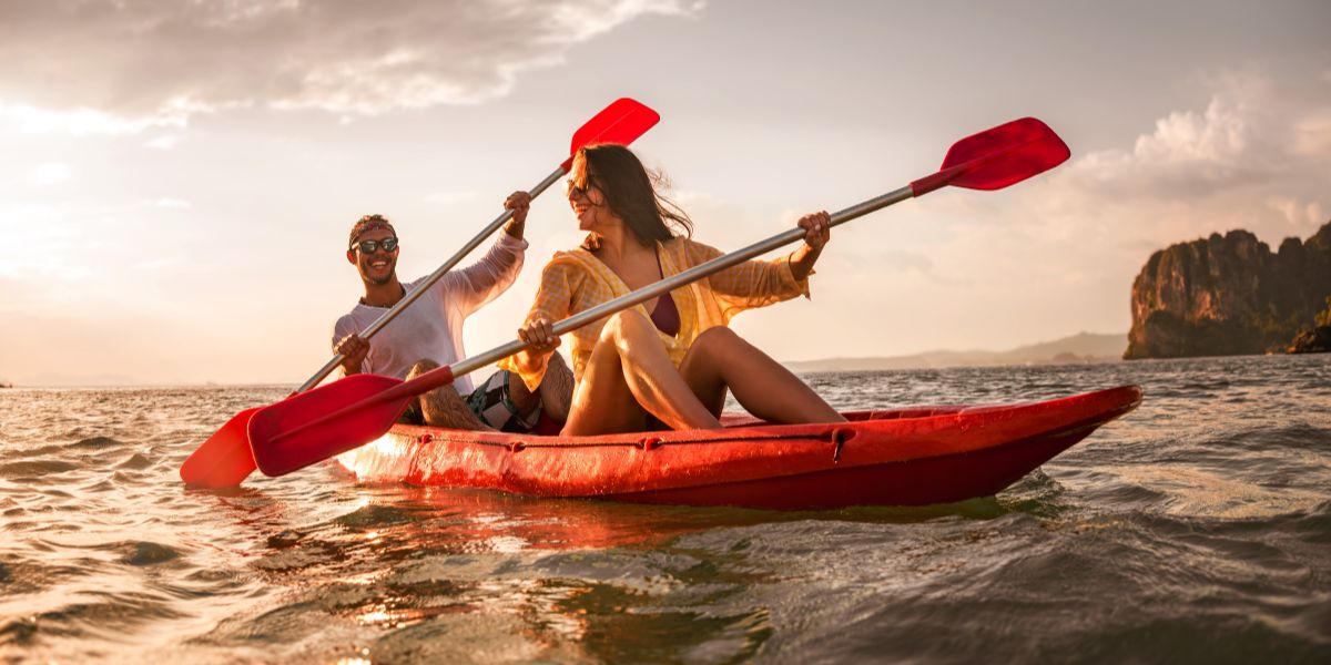Pareja disfrutando de un paseo en kayak en playa de Cabos San Lucas