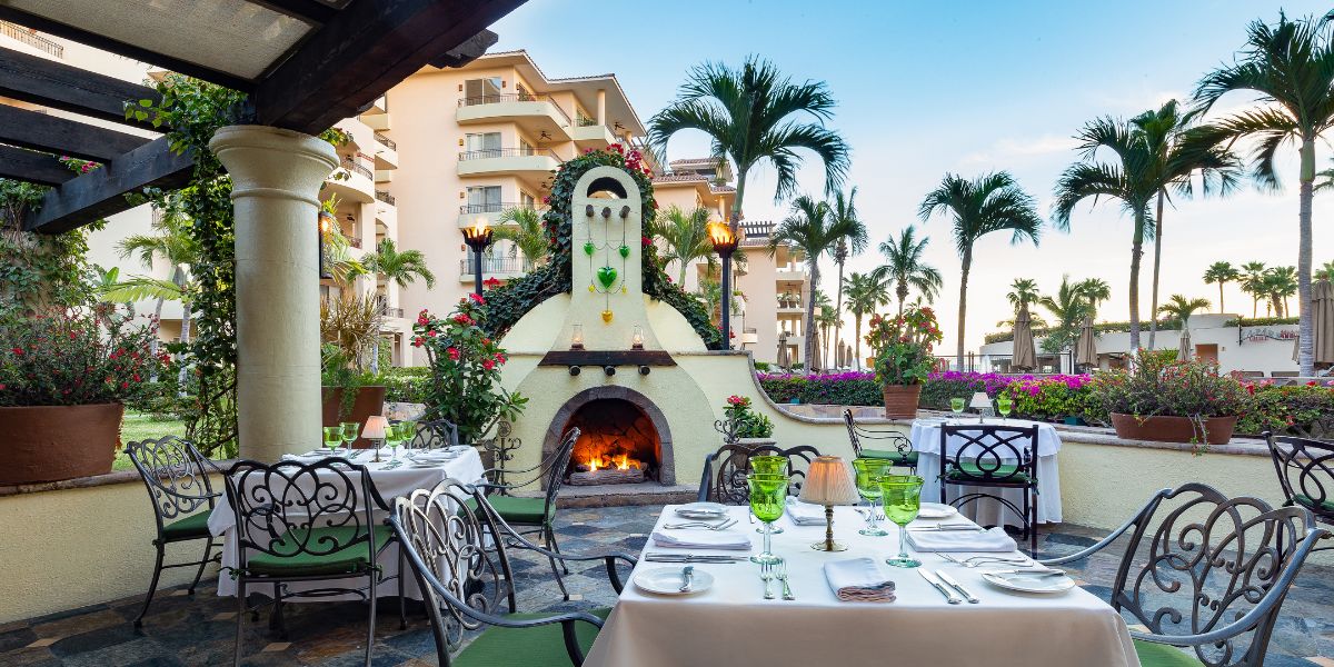 Restaurante al aire libre con hermosas vistas ubicado en Villa la Estancia Cabo