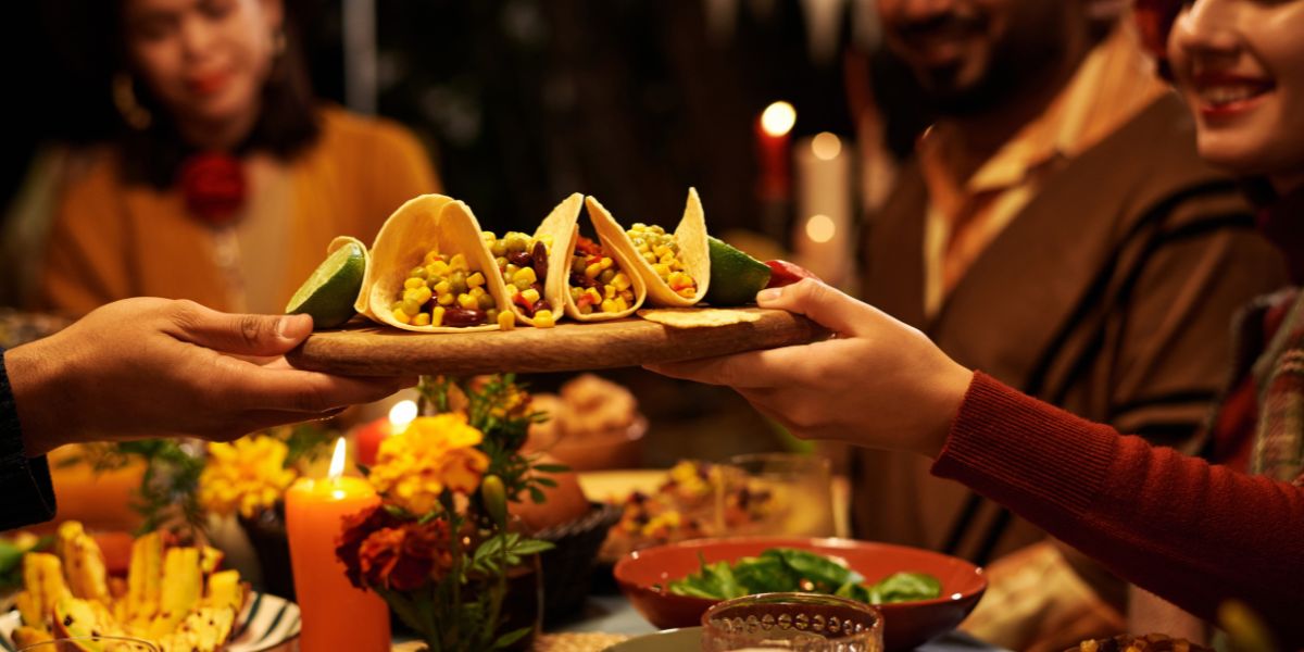 Familia feliz de compartir deliciosa gastronomía mexicana en Villa del Palmar Flamingos