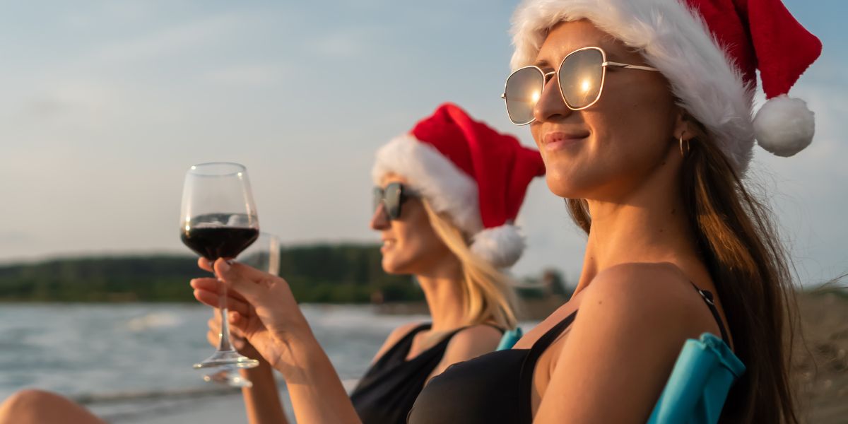 ¿Por qué celebrar la Navidad en Riviera Nayarit? Amigas disfrutando de unas copas en playa de Villa la Estancia Riviera Nayarit