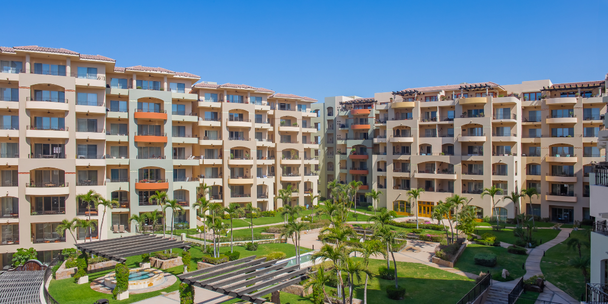 What’s the closest hotel to the Arch of Cabo San Lucas?