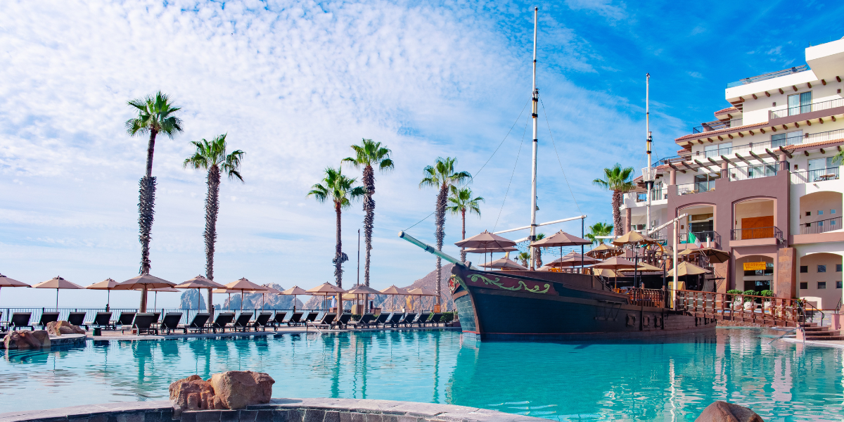 All-inclusive hotel with ocean views in Cabo San Lucas