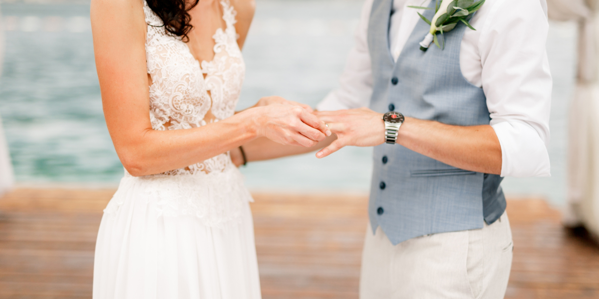 Pareja de enamorados recien casados en la playa
