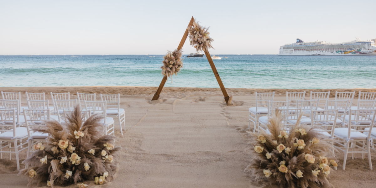 Celebración de boda frente al mar 