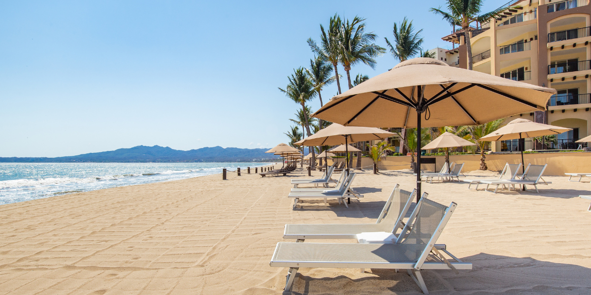Silla de playa con vista al mar
