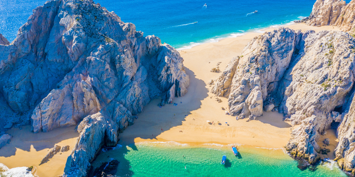 Vista aérea de Playa del Amor en Cabo San Lucas.