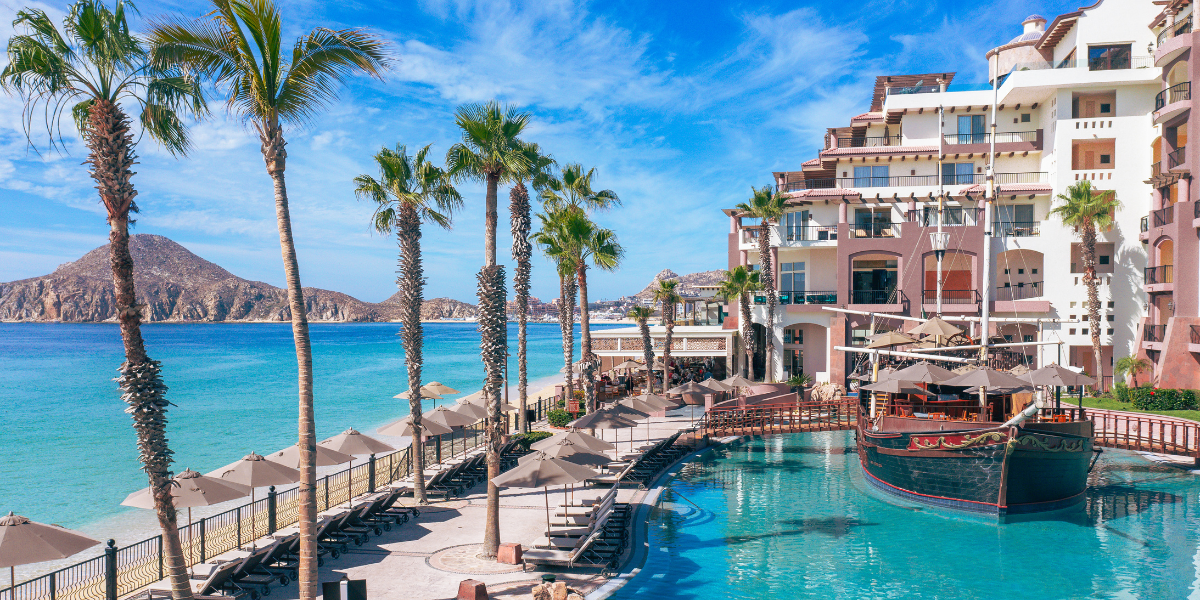 All-inclusive hotel in Cabo facing the sea