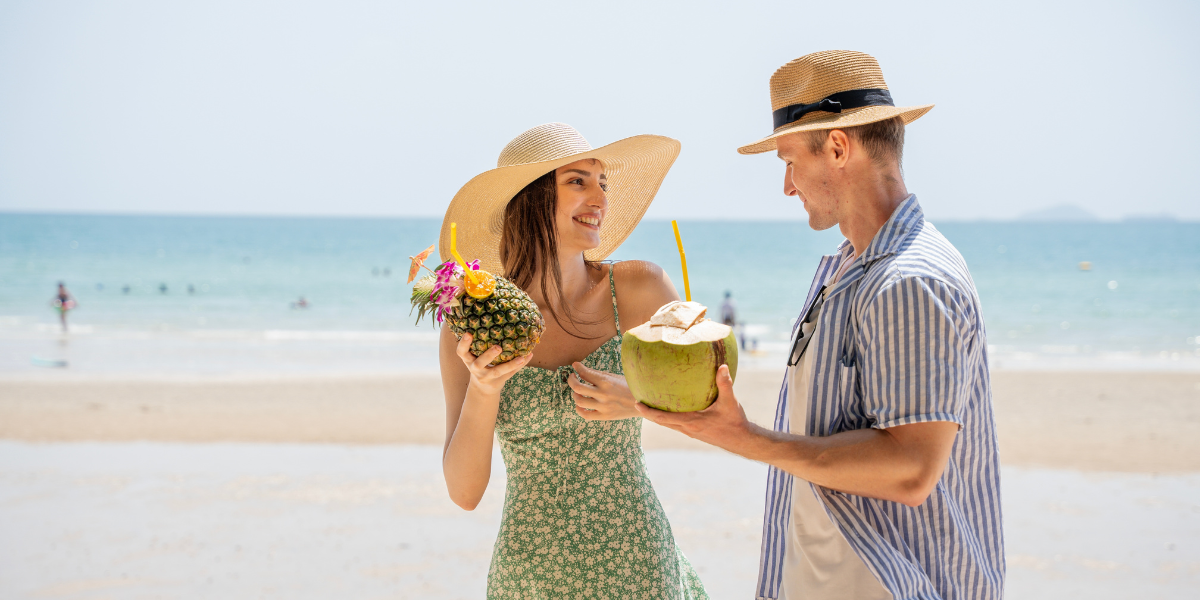 Pareja disfrutando de un día soleado en la playa