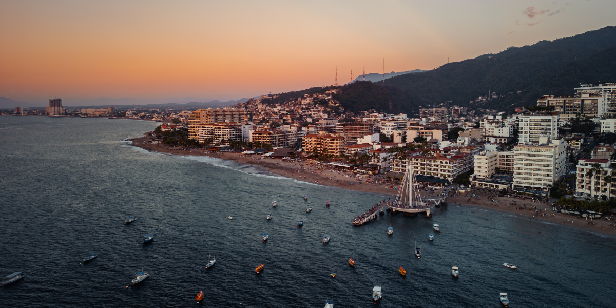 Vista panoramica al atardecer en Puerto Vallarta Mexico