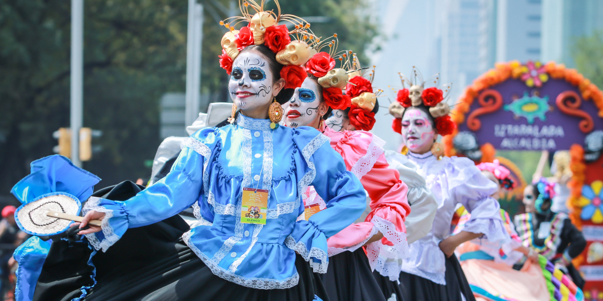 Catrinas en Día de Muertos Catrinas desfilando durante el día de muertos