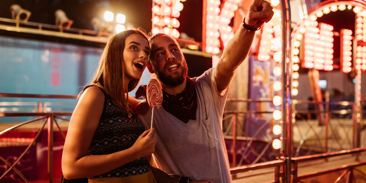 Fiestas Mexicanas Pareja disfrutando una feria en México