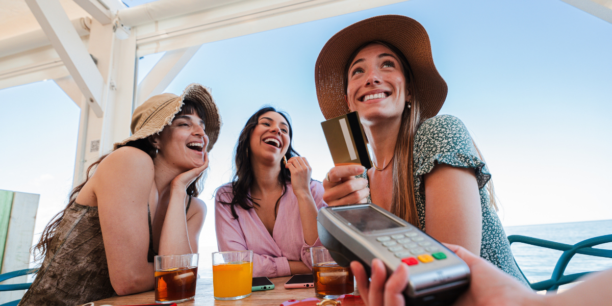 Conviene utilizar efectivo o tarjeta en vacaciones